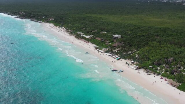 Vista a&eacute;rea de la densa jungla y selva en el caribe mexicano, el drone sobre el mar azul turquesa frente a Playa Para&iacute;so en Tulum, Quintana Roo