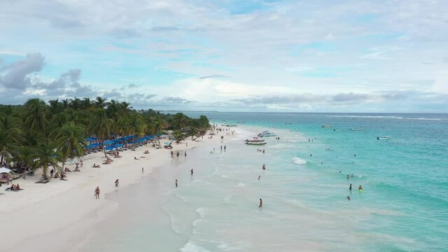 Vista a&eacute;rea sobre un grupo de ba&ntilde;istas y turistas en Playa Paraiso, en la costa tropical de Tulum en el caribe mexicano.