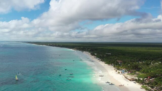 Vista a&eacute;rea panor&aacute;mica sobre Playa Para&iacute;so en Tulum, Quintana Roo, con un cielo azul como fondo