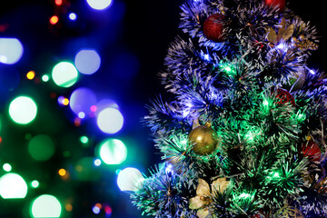 Obraz na płótnie Canvas Decorated Christmas tree on blurred background