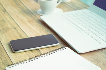 노트북과 휴대폰과 함께하는 재택근무 이미지