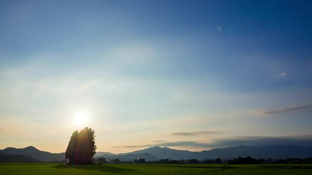 タイムラプス　8月の田園風景　夕日が沈む　グラデーション　自然風景