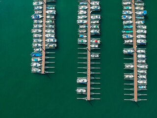 ドローンで空撮した港にあるたくさんのボートの風景
