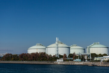海岸にある石油タンクの風景