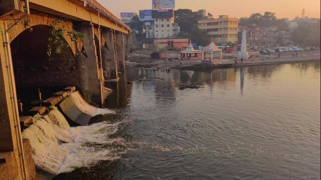 Beautiful Morning View Of Running Water Under The Victoria Bridge, Steady Shot-4K