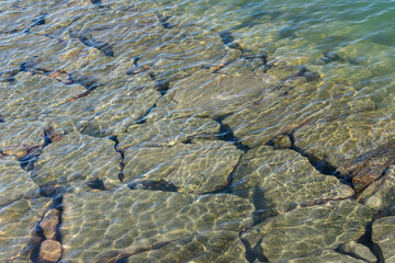 海岸の石と透明感の海水
