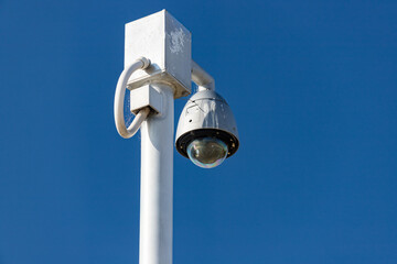 昼の青空と街の監視カメラ