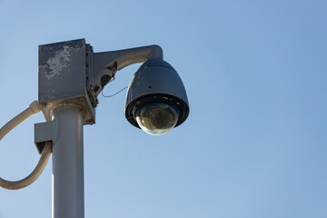 昼の青空と街の監視カメラ