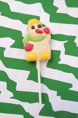 Obraz premium Snowman made of sugar candies. Merry Christmas and happy New Year greeting card. Lollipops of funny snowman Christmas present.