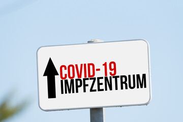 Ein Schild mit dem Hinweis auf Impfzentrum Covid-19