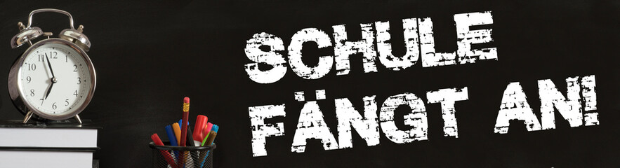 Schule, Tafel und Hinweis Schule fängt an