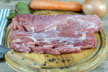 filet mignon de porc cru sur une planche à découper