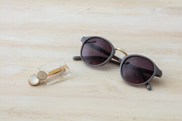 黒いサングラスとイヤリングが机の上に置いてある　sunglasses earring black