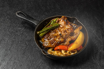 黒豚でポークステーキ Iron pan pork roasted meat