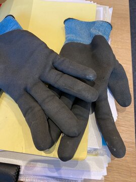 Arbeits Handschuhe auf Dokumentenmappe