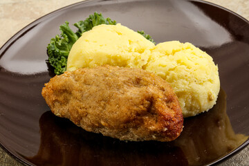 Crispy chicken cutlet with mashed potato