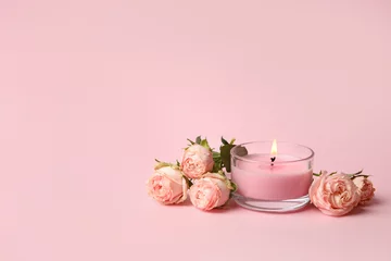 Fototapeten Scented candle and roses on pink background © Atlas