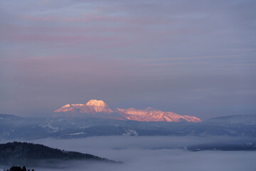 朝焼けの妙高山と火打山　信州木島平村より