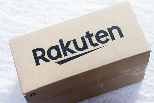 楽天市場で買い物。ネットショッピングで配送された箱。Rakutenロゴ入りの箱