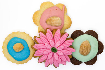 Obraz na płótnie Canvas colored artisan cookies with different shapes
