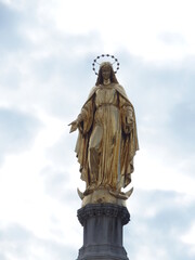 Goldene Statue vor der Kathedrale von Zangreb, Kroatien