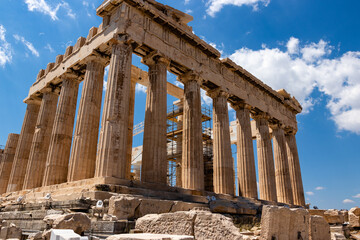 Obraz premium Athenian pantheon close up. Columns of the Athenian pantheon. Marble columns of an ancient temple. restored Athenian pantheon