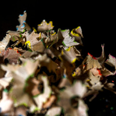 Anspitzerreste auf schwarzem Hintergrund 2