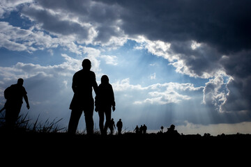 Silhouette of the emigrants on the way - obrazy, fototapety, plakaty