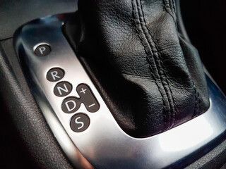 Icon near a floor selection lever of car with automatic transmission gear shift