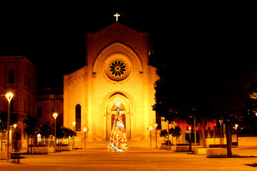 Albero di Natale con la Chiesa Del Redentore sullo sfondo. Bari, Dicembre 07, 2020