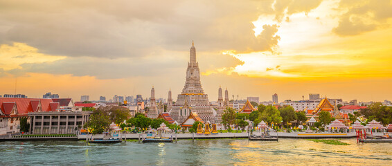 Wat Arun Panoramablick bei Sonnenuntergang, ein buddhistischer Tempel in Bangkok, Thailand, Wat Arun ist eines der bekanntesten Wahrzeichen Thailands
