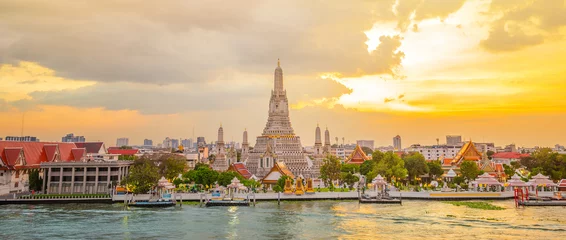 Fotobehang Bangkok Wat Arun panorama uitzicht bij zonsondergang, een boeddhistische tempel in Bangkok, Thailand, Wat Arun is een van de meest bekende bezienswaardigheden van Thailand