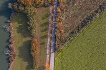 Bild einer Luftaufnahme der Landschaft in Bayern mit Straße Feldweg Bäumen Büschen Feld Wiese Acker, Deutschland