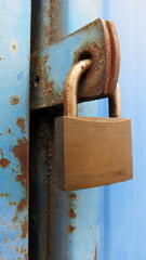 Cadenas sur portail en métal