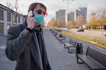Obraz premium Businessman in the city wearing a mask