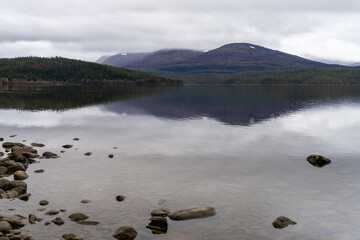 Jezioro Storsvenningvatnet, zwane również Store Svenningvatnet, w  gminie Grane w hrabstwie Nordland w Norwegii