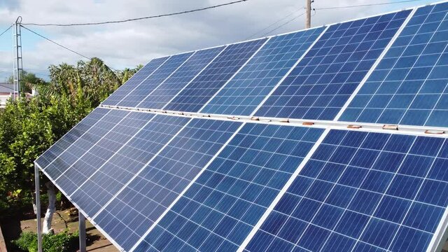 Paneles solares colocados en una casa rural en el campo en España.