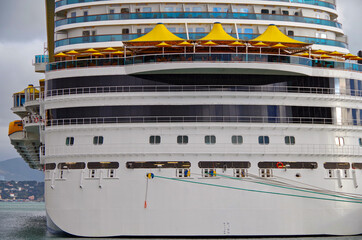 Heckansicht von modernem Costa Kreuzfahrtschiff mit Landschaft im Hafen von Savona - Rear stern...