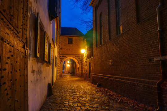Gasse und historisches Stadttor in der Altstadt von Zons