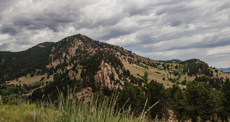 Fototapeta premium Scenic view of the large mountains on a cloudy summer day. Settlers park, Boulder, Colorado, USA. Denver