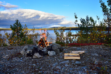 	
Lagerfeuer in Schweden an einem Fluß in Jämtland	

