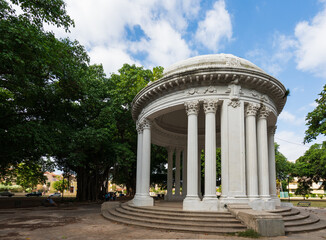 Obraz premium Pavillon aus Marmor in einem Stadtpark in Havann