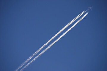 青空を突き進む飛行機雲