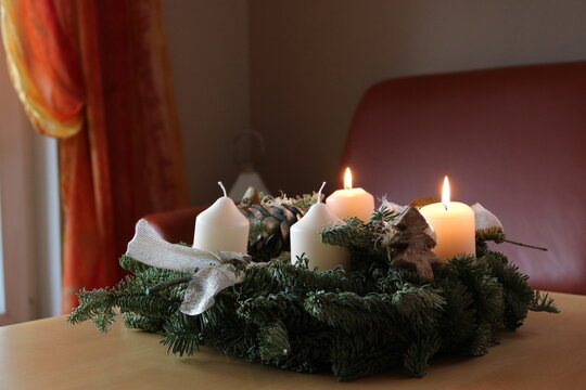 Adventskranz mit 2 brennenden Kerzen am 2. Advent