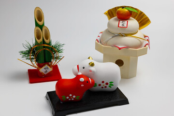 白背景に紅白丑と門松と鏡餅