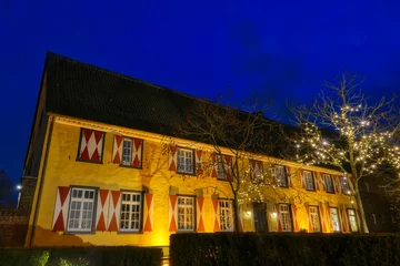 Poster Historisches Museumsgebäude in der Zollfeste Zons bei Nacht © hespasoft