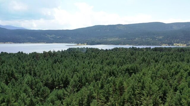 survol du lac et for&ecirc;t de Matemale
