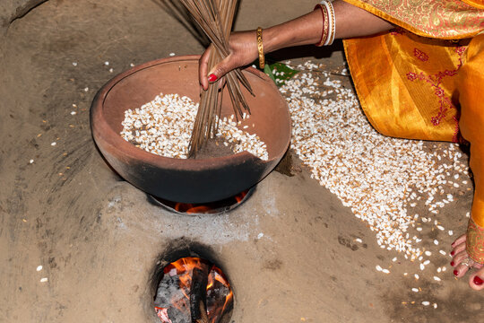 A rustic housewife is making puffed rice in the traditional way