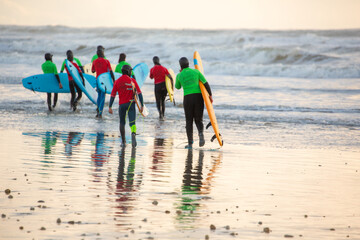 groupe de surfeurs