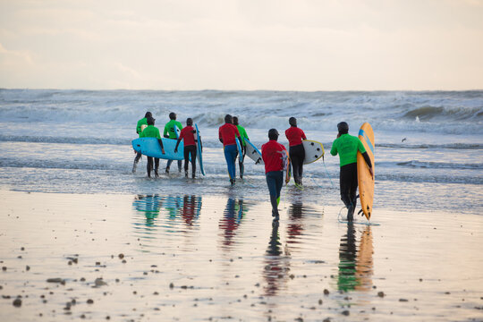 groupe de surfeurs